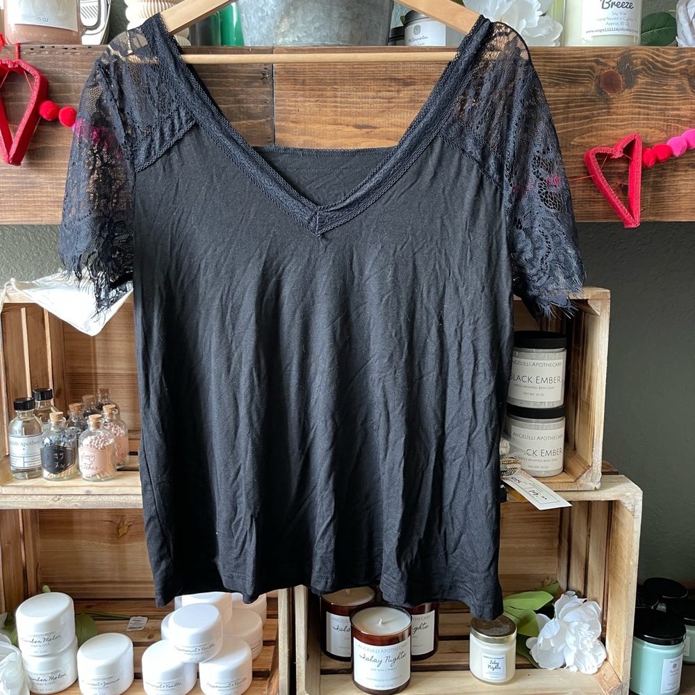 Lace sleeve stretchy shirt